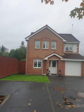 Luxury 4 Bed Detached House With Outdoor Bar & Garden Clydebank